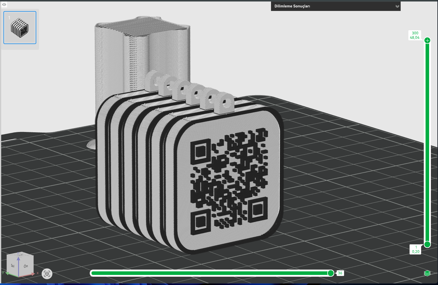 Dilimleme yazılımında yan yana hazırlanmış QR desenli anahtarlık modellerinin katman önizlemesi